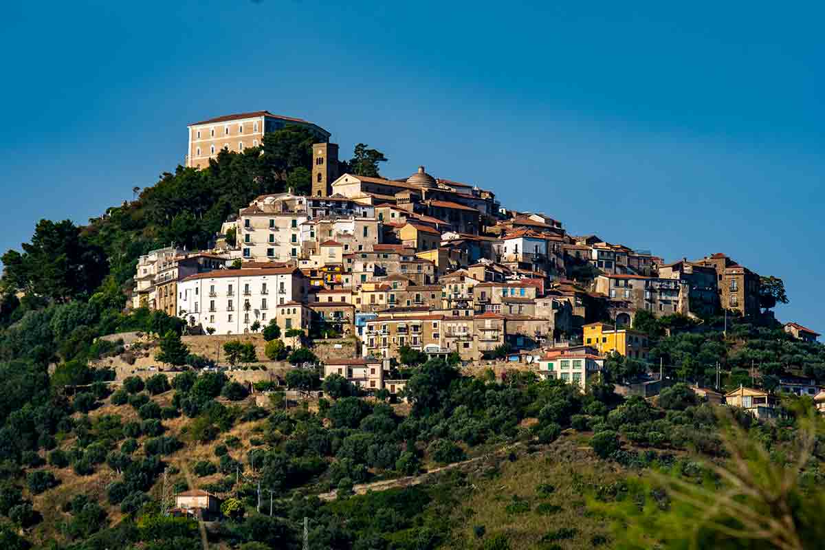 Us italy. Кастеллабате. Борго Кастеллабате. Особняк Салерно. Город Вигата Италия.